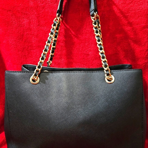 Michael Kors Black Leather Savannah Shoulder Bag - Picture 13 of 16